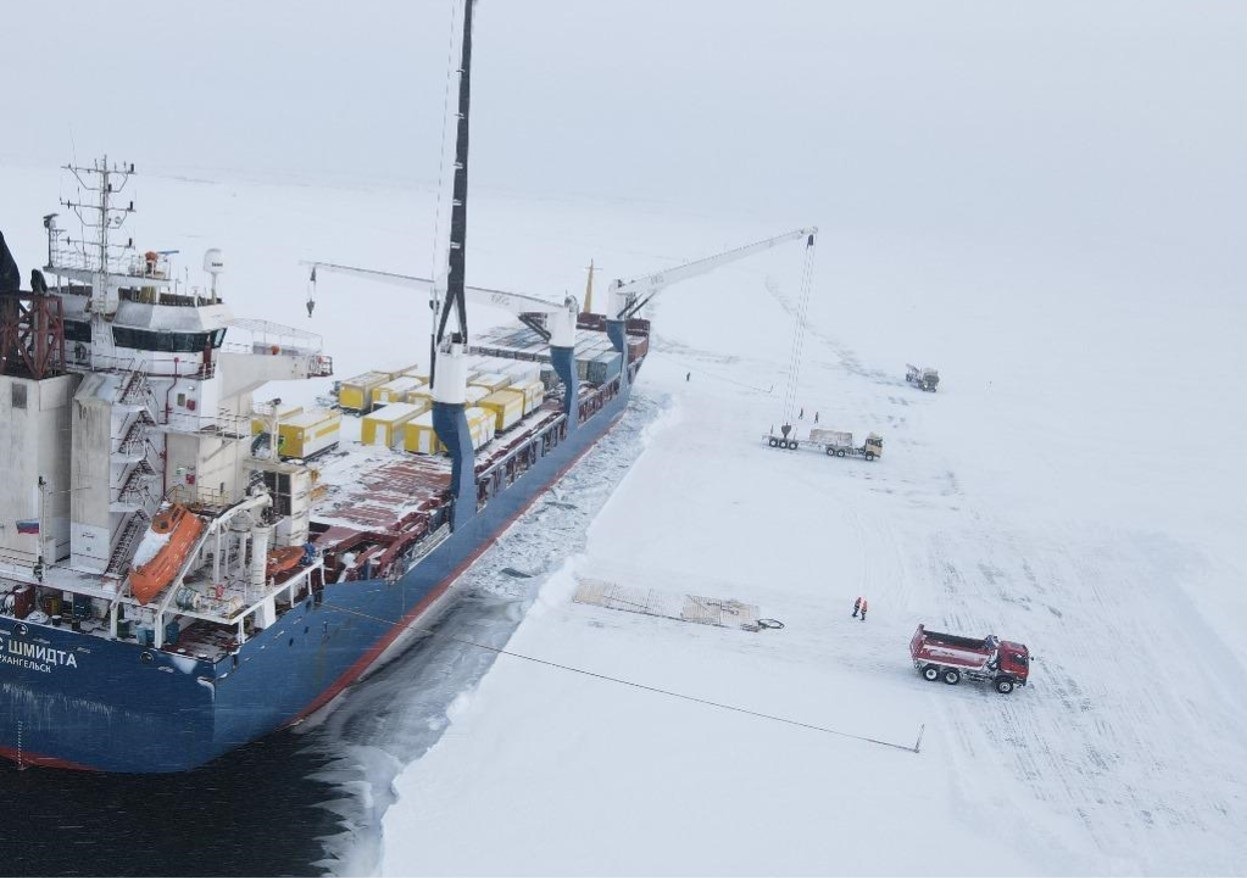 Морское судно у ледовой грузовой площадки