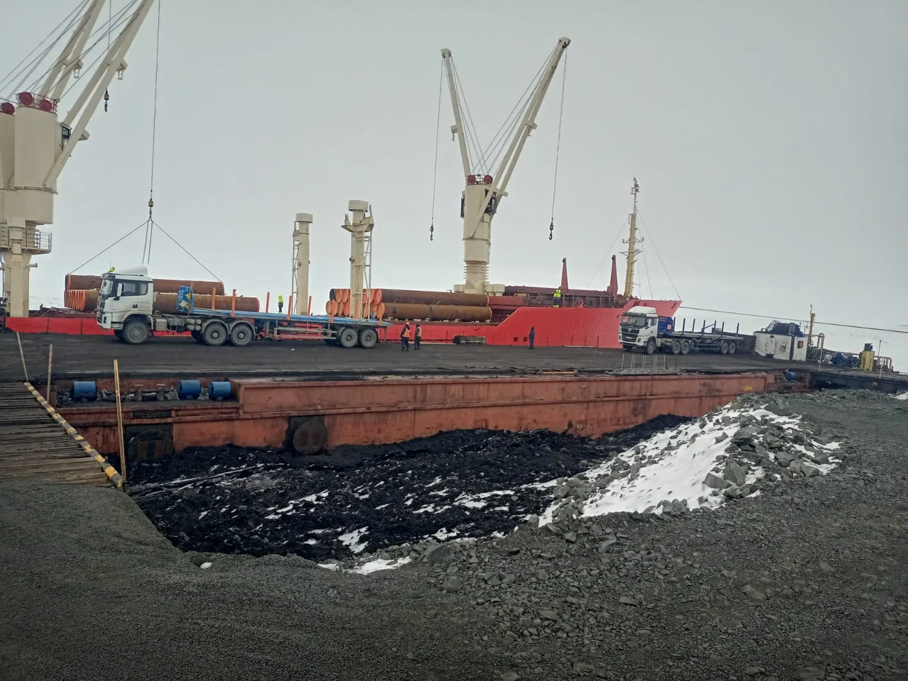 Грузовая площадка со стороны воды